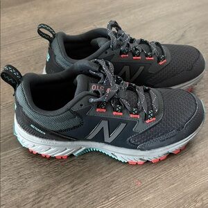 New Balance 510v5 in Black Grey